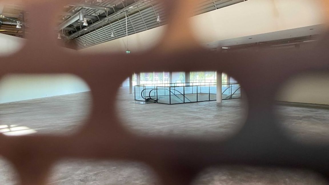 En sektion på köpcentret Kupolen är tömd, nedstängd och försedd med gallergrind. Foto: Henrik Sjögren.