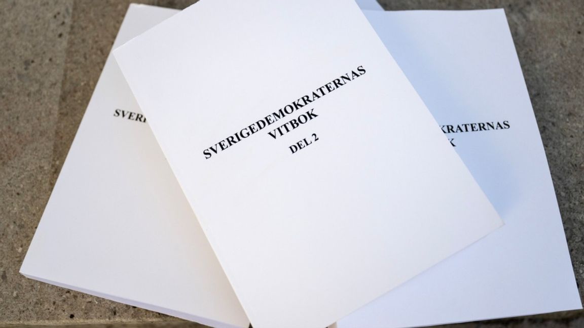 Sverigedemokraternas vitbok – snart på en piratsajt nära dig. Photo credit: Christine Olsson/TT