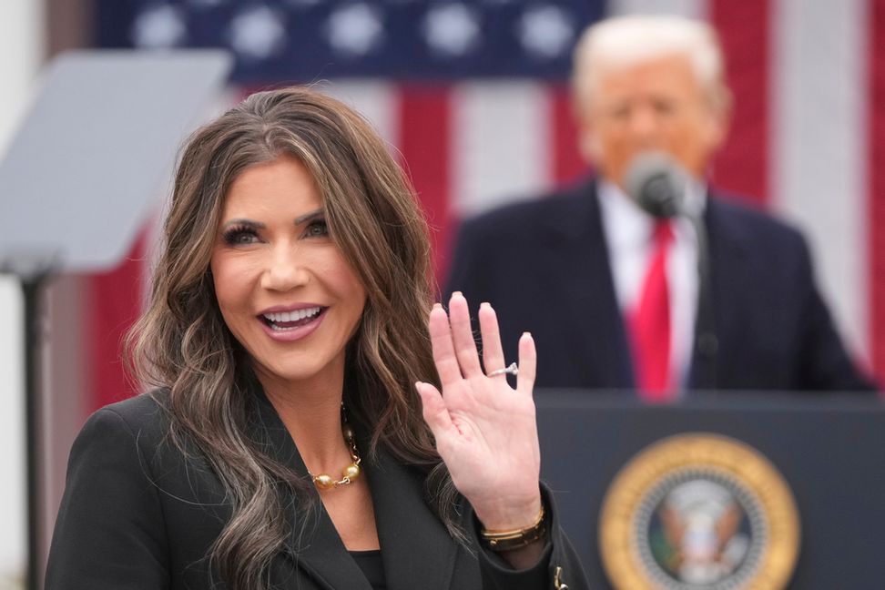 Den tidigare guvernören och Trumplojalisten Kristi Noem minister för inrikes säkerhet. Bilden togs i Vita husets trädgård tidigare i april. Foto: Mark Schiefelbein/AP/TT