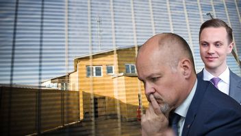 Morgan Johansson (S) undviker ämnet, medan Tobias Andersson (SD) vill se en snabb lagändring. Foto: Marc Femenia/TT, Stefan Jerrevång/TT och Ali Lorestani/TT