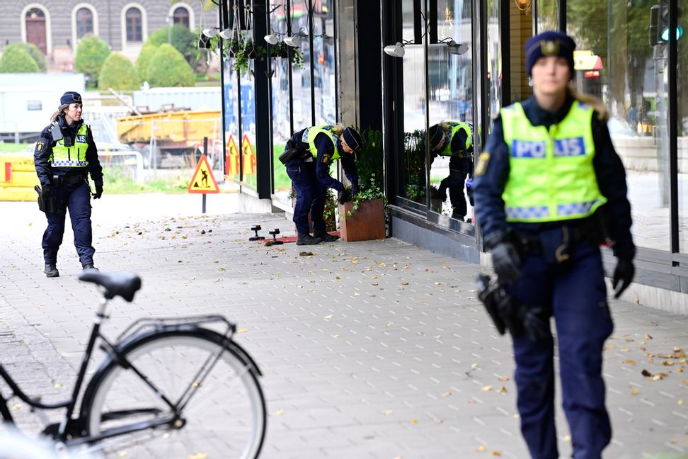 Poliser söker av i området runt brottsplatsen på lördagen. Foto: Jonas Ekströmer/TT