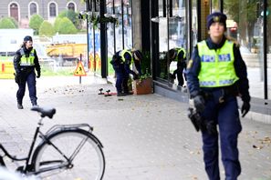 Poliser söker av i området runt brottsplatsen på lördagen. Foto: Jonas Ekströmer/TT