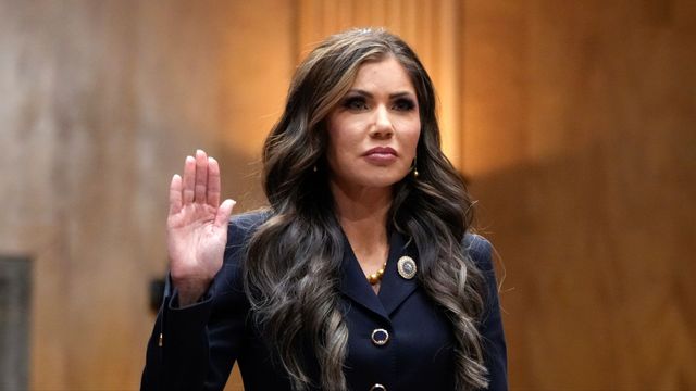 Kristi Noem riskerar att ställas inför riksrätt. Foto: Ben Curtis/AP/TT