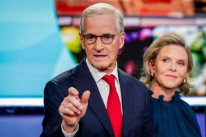 Statsminister Jonas Gahr Støre (Ap) och Fremskrittspartiets ledare Sylvi Listhaug i en partiledardebatt förra veckan. Foto: Paul S Amundsen/NTB/TT