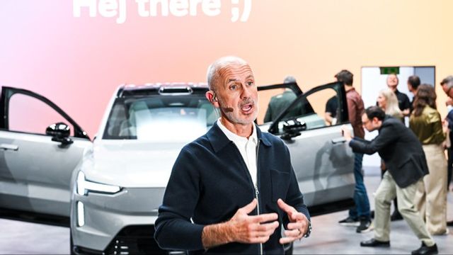 Elbilen EX90, i bakgrunden, är den enda bil som Volvo Cars tillverkar i USA. I förgrunden vd Jim Rowan. Foto: Anders Wiklund/TT