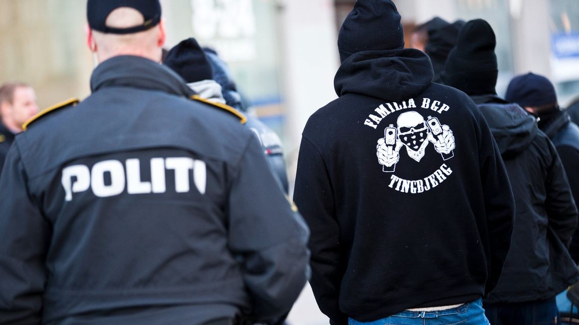 Dansk polis bredvid medlemmar av det danska gänget Loyal to Familia. Arkivbild. Foto: Scanpix DK/NTB/TT.