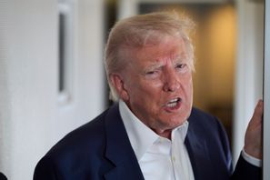 President Donald Trump talar med journalister på sitt presidentflyg. Foto: Evan Vucci/AP/TT