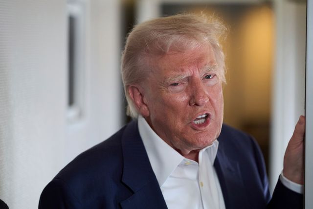 President Donald Trump talar med journalister på sitt presidentflyg. Foto: Evan Vucci/AP/TT