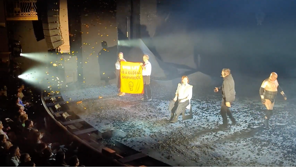 Aktivister från Just Stop Oil avbröt måndagens föreställning av The Tempest på Theatre Royal i London. Foto: Just Stop Oil/YouTube