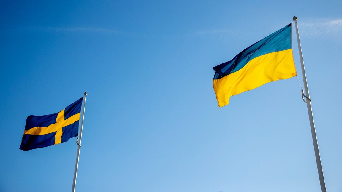Svenska och Ukrainska flaggan över Gustaf Adolfs torg i samband med en maniferstaion till stöd för det krigsdrabbade Ukraina. Foto Adam Ihse / TT
