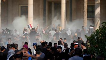 Demostranter utanför det irakiska parlamentet under måndagen. Foto: Hadi Mizban/AP/TT