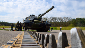 Ukrainska soldater vid en Leopardstridsvagn i tyska Klietz den 5 maj. Foto: Klaus-Dietmar Gabbert/AP/TT