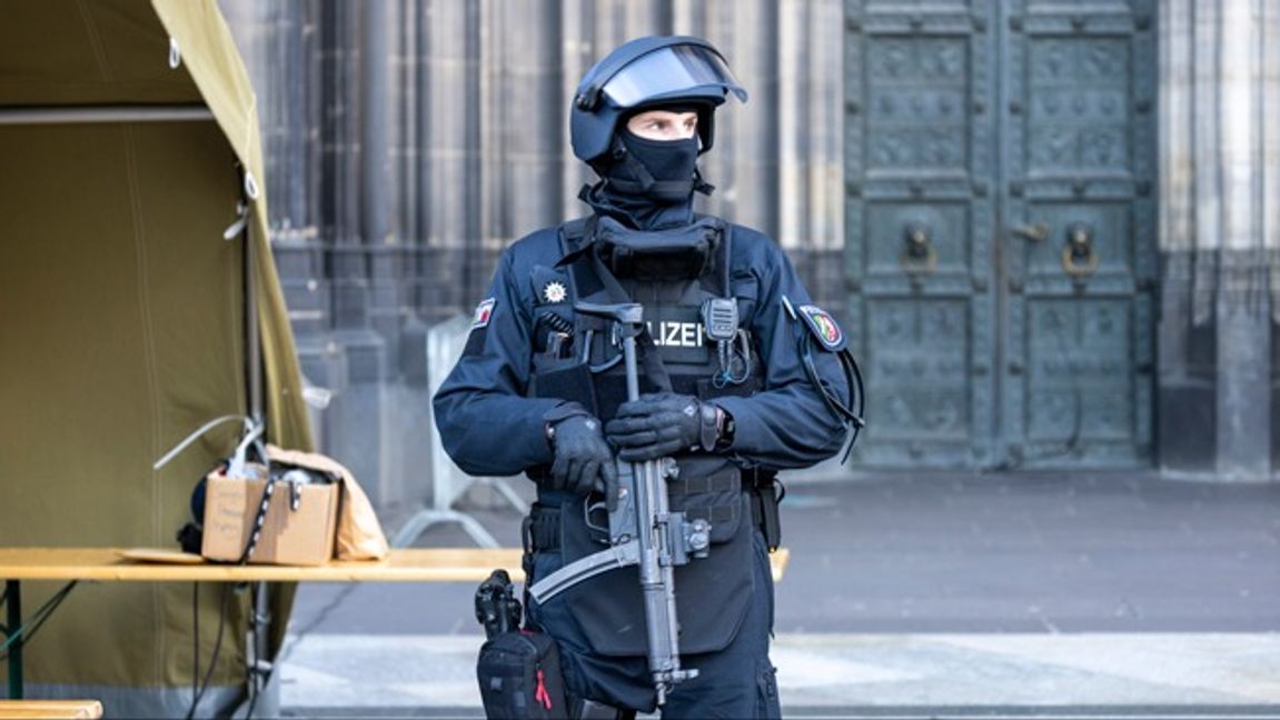 Tysk polis har skärpt bevakningen av den gotiska katedralen i Köln. Foto: Thomas Banneyer/AP