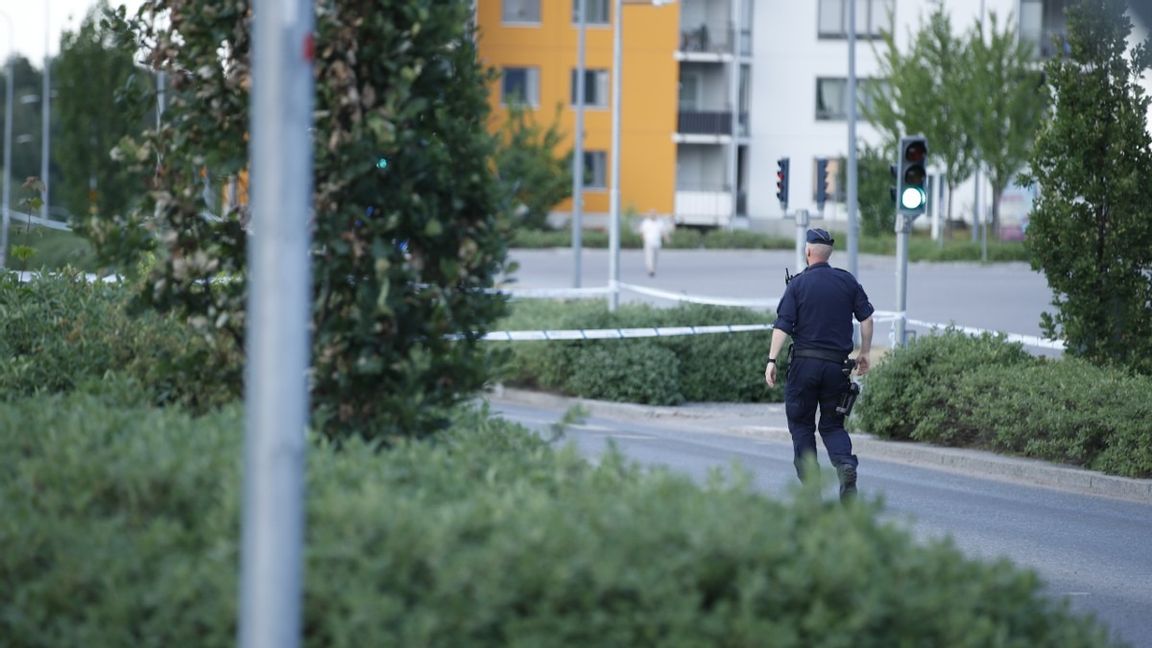 En skottlossning har inträffat vid Gottsunda centrum i Uppsala på midsommarafton. Vittnen talar om ett stort antal skott och även en buss i linjetrafik har träffats. Polisen är på plats och har upprättat avspärrningar. Foto: Caisa Rasmussen / TT