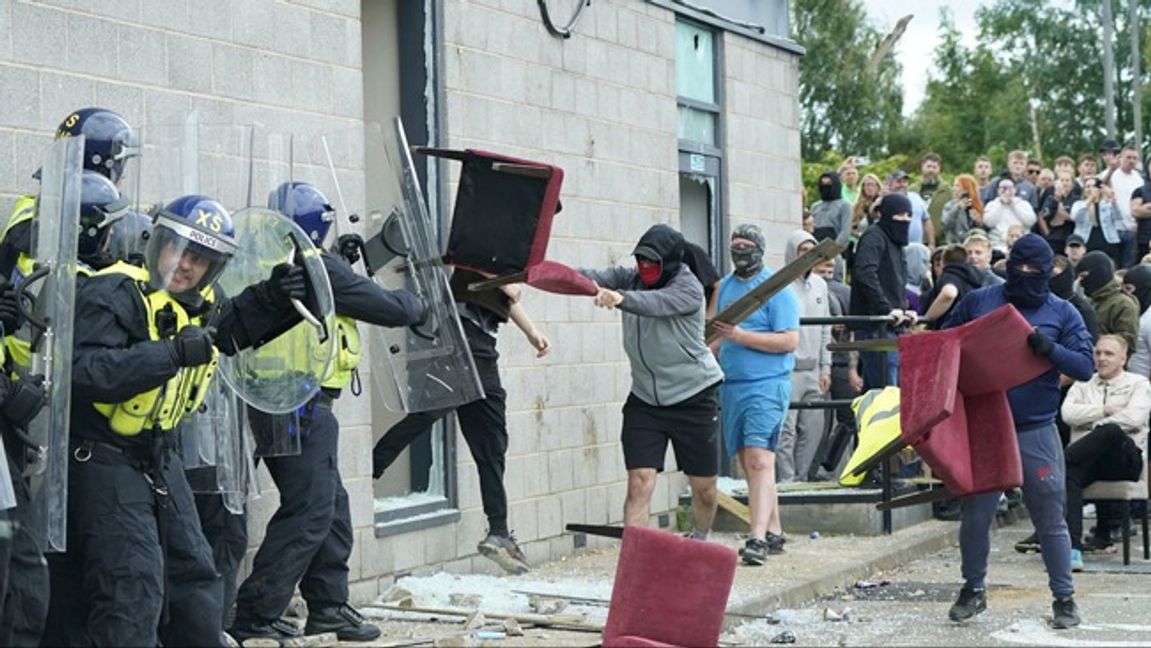 Huliganer attackerar polis under upplopp i Rotherham. Foto: Danny Lawson/AP