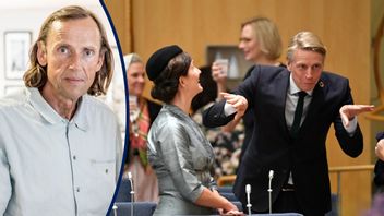 Per Bolund (MP) skojar med språkrörskollegan Märta Stenevi i riksdagen. Konsekvenserna av partiets politik är dock inget att skämta om. Foto: Henrik Montgomery/TT