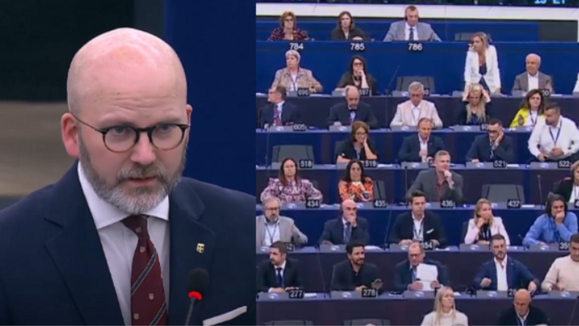 Tumult i EU-parlamentet - Weimers avbröts mitt i tyst minut