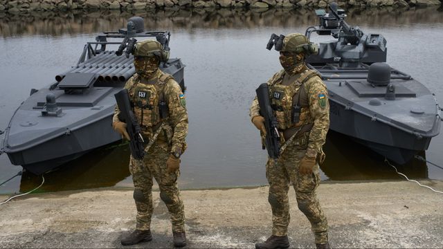 Två ukrainska säkerhetsjänstofficerare står framför två Sea Baby-drönare under en demonstration av dem på okänd ort i Ukraina den 17 oktober 2025 Foto: AP Photo/Efrem Lukatsky