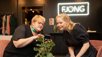 Trine Schei Grande på besök hos kläduthyraren Fjongs grundare Sigrun Syverud (t.h). Arkivbild. Foto: Tom Hansen/NTB/TT