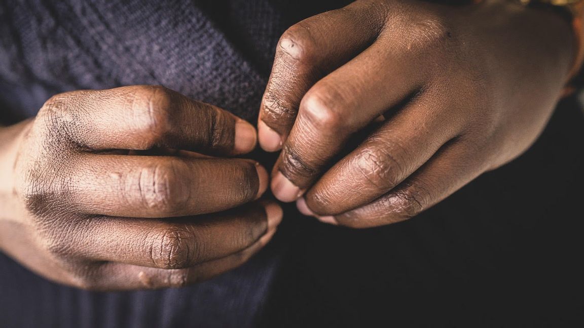 Två gånger könsstympades Amina* som barn. Många år senare vänder hon sig till sjukvården – för att rekonstruera sitt omskurna underliv. I dag verkar hon som sjuksköterska. Foto: Karl Gabor