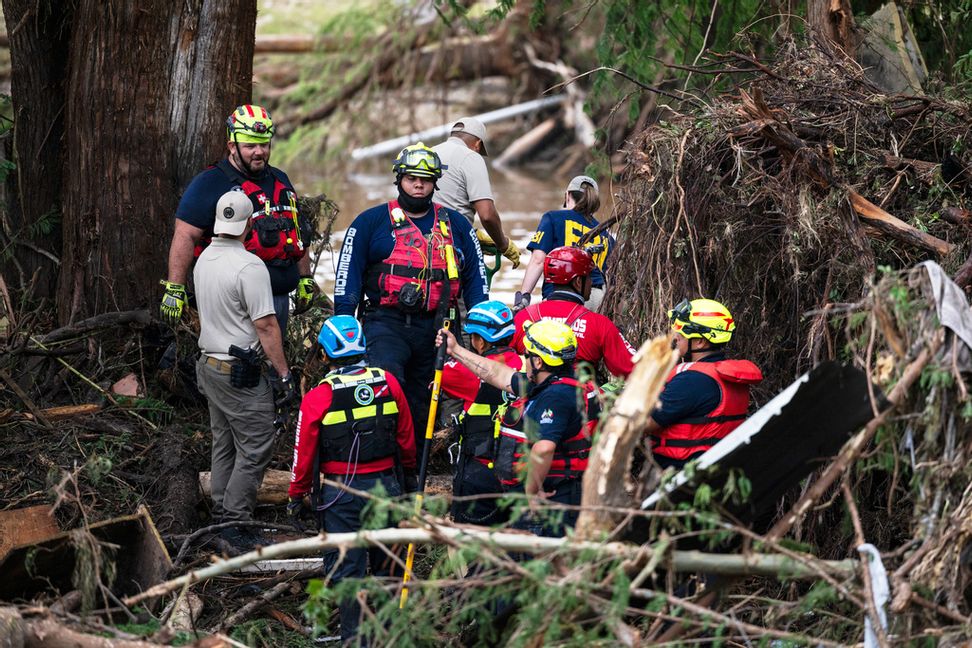 Brandmän från Mexiko deltar i sökinsatsen i Texas. Foto: Eli Hartman/AP/TT
