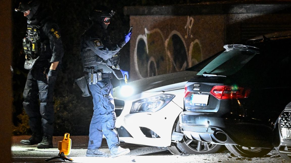 Bombtekniker från NBS arbetade under natten på Kastanjevägen i Rosengård. Foto: Johan Nilsson/TT