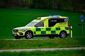 Ambulans med blåljus i Skultuna. Foto: Magnus Lejhall/TT