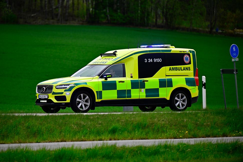 Ambulans med blåljus i Skultuna. Foto: Magnus Lejhall/TT