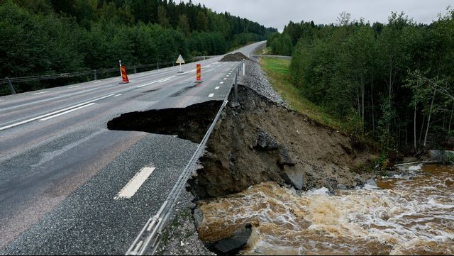 Väg 90 mellan Kramfors och Bollstabruk har rasade samman efter skyfallet. Foto: Mats Andersson/TT