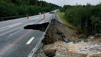 Väg 90 mellan Kramfors och Bollstabruk har rasade samman efter skyfallet. Foto: Mats Andersson/TT