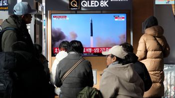 En tv-skärm i Seoul i Sydkorea visar ett nordkoreanskt robottest. Foto: AHN YOUNG-JOON/AP/TT