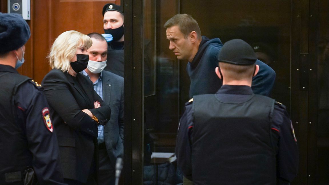 Regimkritikerna Aleksej Navalnyj talar med sin advokat i domstolen i Moskva.
Foto: AP