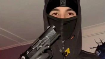Atilla Azimov poserar med pistolen, tre månader innan mordet. Foto: Polisen