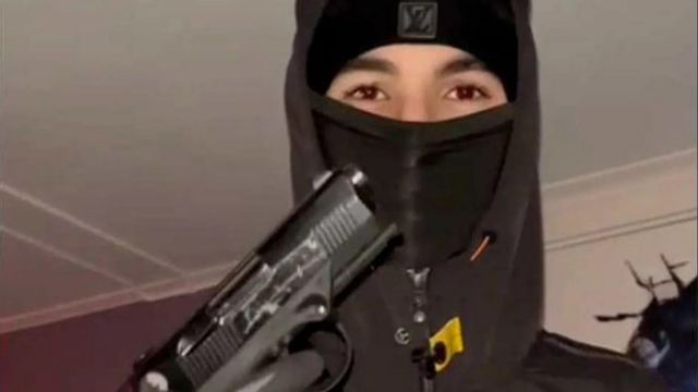 Atilla Azimov poserar med pistolen, tre månader innan mordet. Foto: Polisen