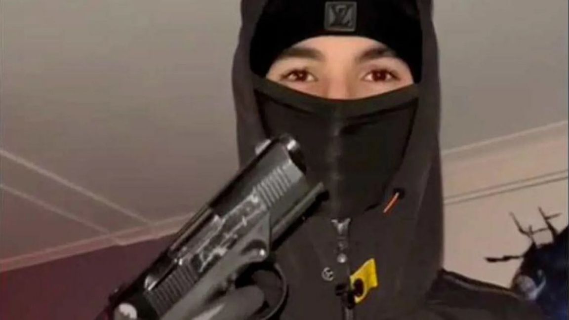 Atilla Azimov poserar med pistolen, tre månader innan mordet. Foto: Polisen