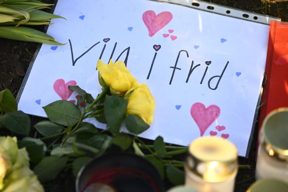 Blommor vid minnesplats efter skolskjutningen i Örebro. Foto: Christine Olsson/TT