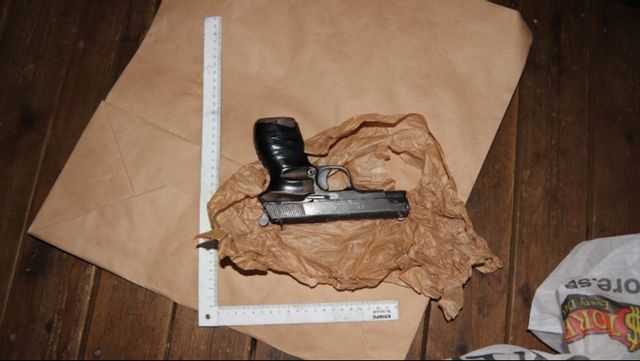 En av pistolerna som hittades vid mannens bostad. Bild från polisens utredning.
