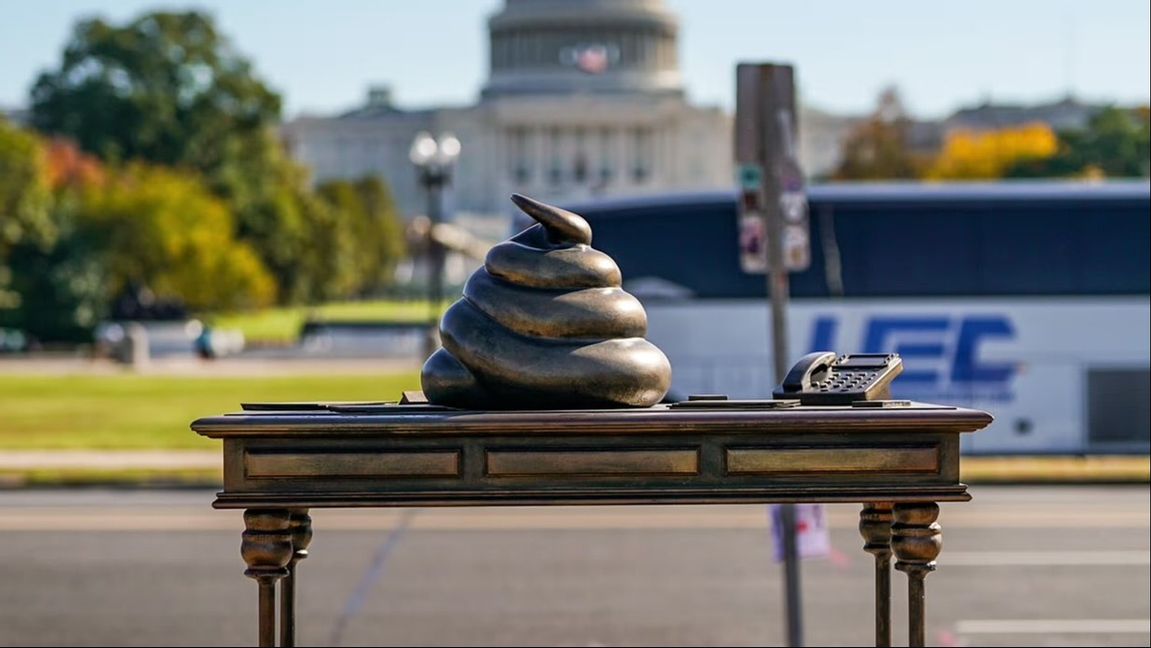 Utanför Kapitolium i Washington DC har kontroversiella konstverk börjat dyka upp inför presidentvalet. Foto: X