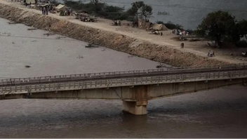 Vägbank vid floden Indus i Pakistan. Foto: AP