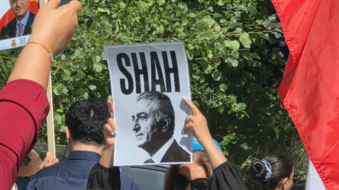 Iranier manifesterade den 4 juli med plakat föreställande Reza Pahlavi och Irans kejserliga flagga. Foto: Privat