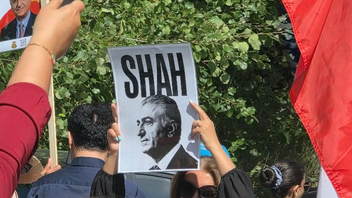 Iranier manifesterade den 4 juli med plakat föreställande Reza Pahlavi och Irans kejserliga flagga. Foto: Privat
