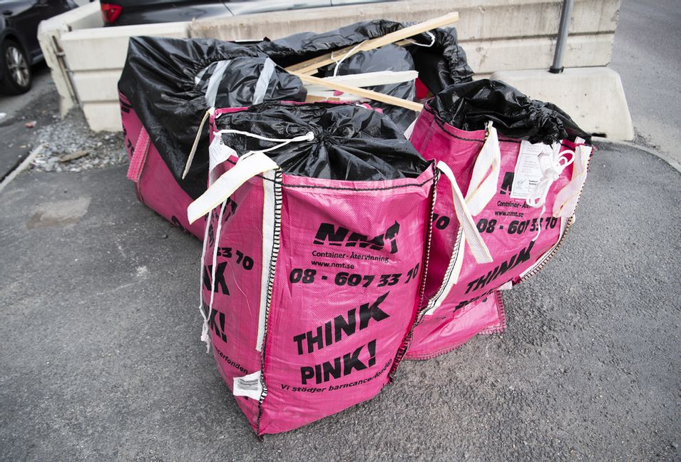 Säckar för återvinning från avfallsbolaget Think Pink. Bilden tagen 2020 i samband med att miljöbrottsutredningen mot de ledande företrädarna inleddes. Bolaget försattes kort därefter i konkurs. Foto: Fredrik Sandberg/TT