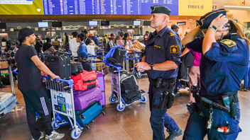  Polisen tillkallades för att stänga av väg. Foto: Fredrik Varfjell 