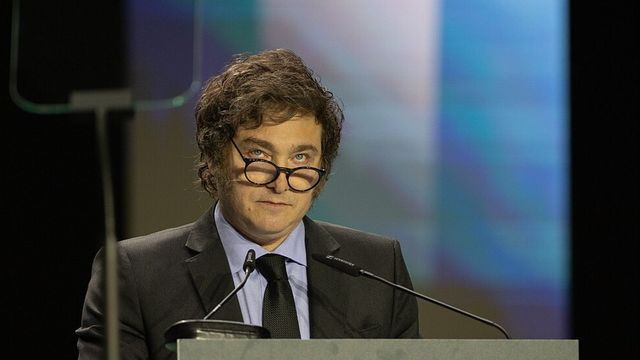 Javier Milei kräver att utländska medborgare som ”uttrycker hat” mot landet ska kunna slängas ut ur Argentina. Foto: Vox España, Public domain