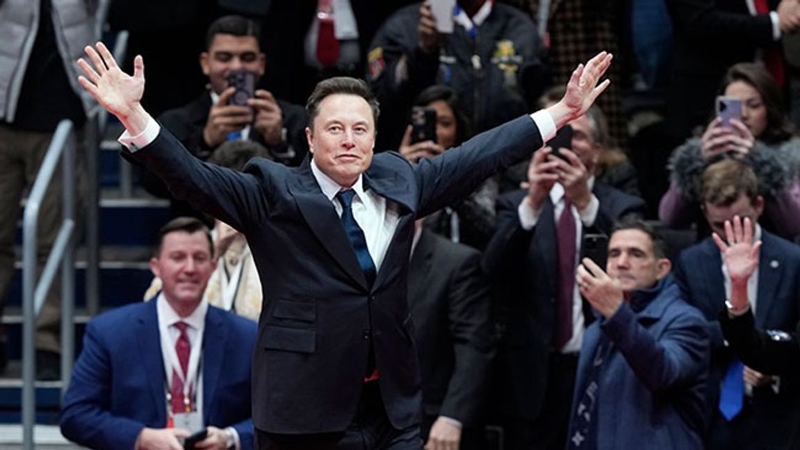 Elon Musk på väg att tala på president Trumps installationsceremoni på måndagen. Bild: AP Photo/Susan Walsh