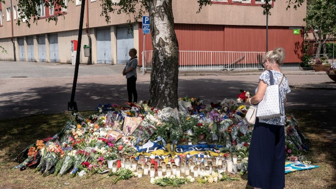 Minnesplatsen för den avlidne polismannen i Biskopsgården. Foto: Björn Larsson Rosvall/TT.