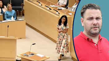 Från förtroendeomröstningen i tisdags. Amine Kakabaveh på väg från talarstolen, Morgan Johansson och Magdalena Andersson i bakgrunden. Foto: Henrik Montgomery/TT