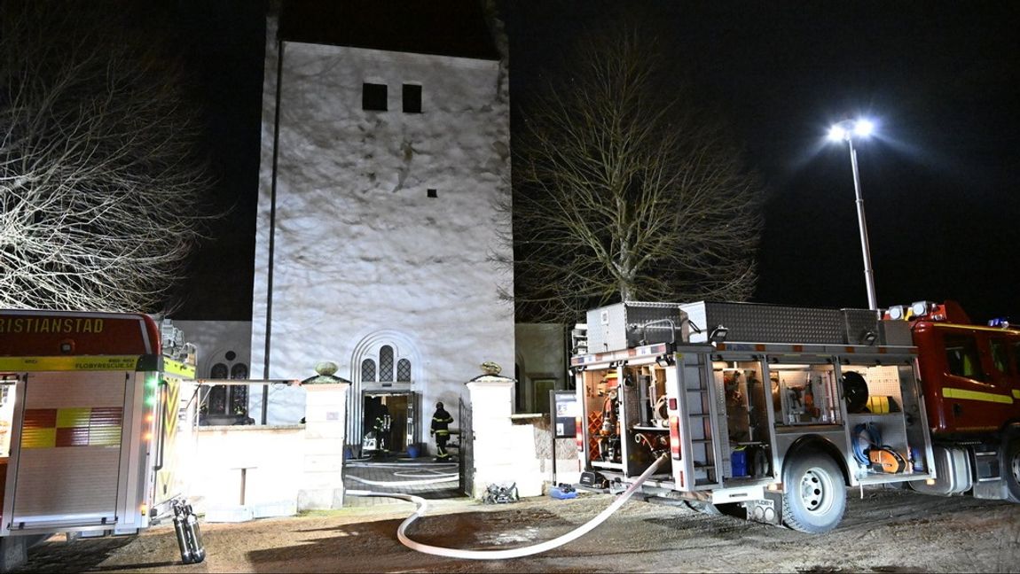 Räddningstjänsten och polisen på plats i Vittskövle kyrka för att bekämpa branden. Foto: JOHAN NILSSON/TT