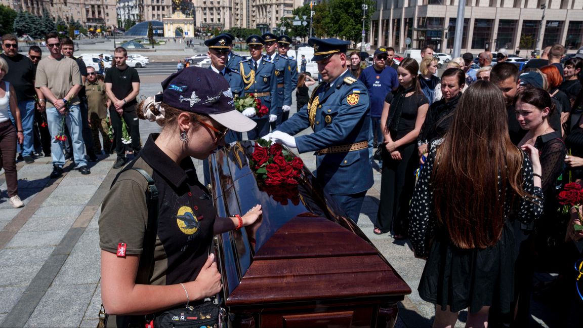 Centrala Kiev den 3 juli 2025: Folk tar farväl av den ukrainske F-16-piloten Maksym Ustymenko som stupade i tjänsten när han sköt ner ryska Shaheddrönare och kryssningsrobotar över västra Ukraina. Kriget pågår dagligen även långt från fronten. Foto: AP Photo/Evgeniy Maloletka