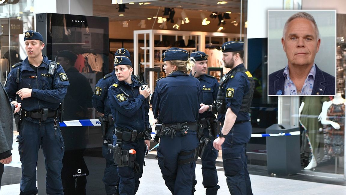 Poliser i Kista Galleria, arkivbild. Foto: Claudio Bresciani/TT och Blåljus.nu